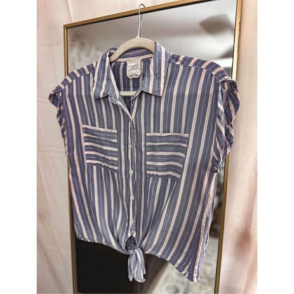 Francesca’s Harper button down  - Picture 1 of 6